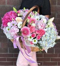 Композиция солнечный день в Павлодольской Цветочная композиция из Розы, Хризантемы, Пионы и Лизиантусы в корзине в Павлодольской